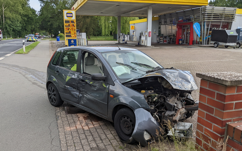 Unfallfahrzeug Verkehrsunfall Wardenburg Südheide 1. Juni 2022. Foto: Jochen Brunßen Gemeindepressewart Feuerwehr Wardenburg www.feuerwehr-wardenburg.de