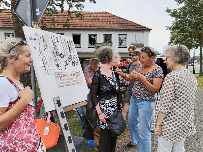 Schmuck und andere schöne Dinge gibt es zu kaufen auf dem Strassenflohmarkt Foto Uta Grundmann-Abonyi Zeitung www.landkreis-kurier.de