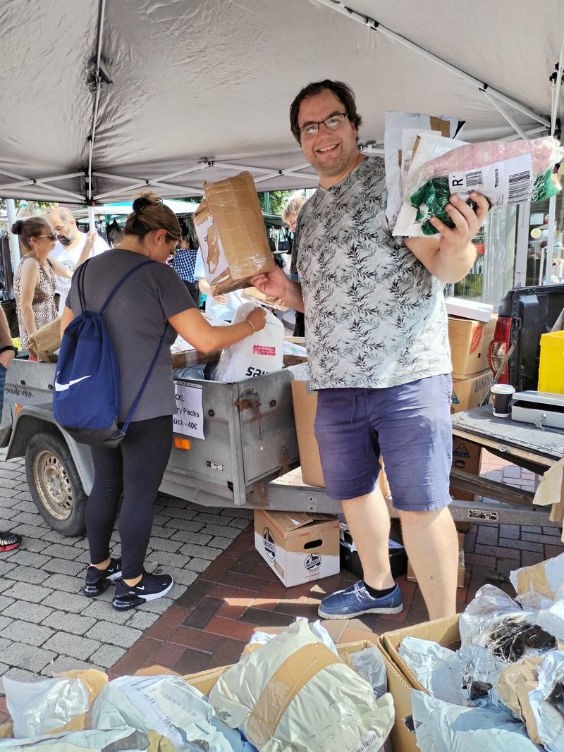 Martin Bliefernich Mysteryboxen Verkauf auf dem Wardenburger Markt. Foto Uta Grundmann-Abonyi Zeitung www.landkreis-kurier.de