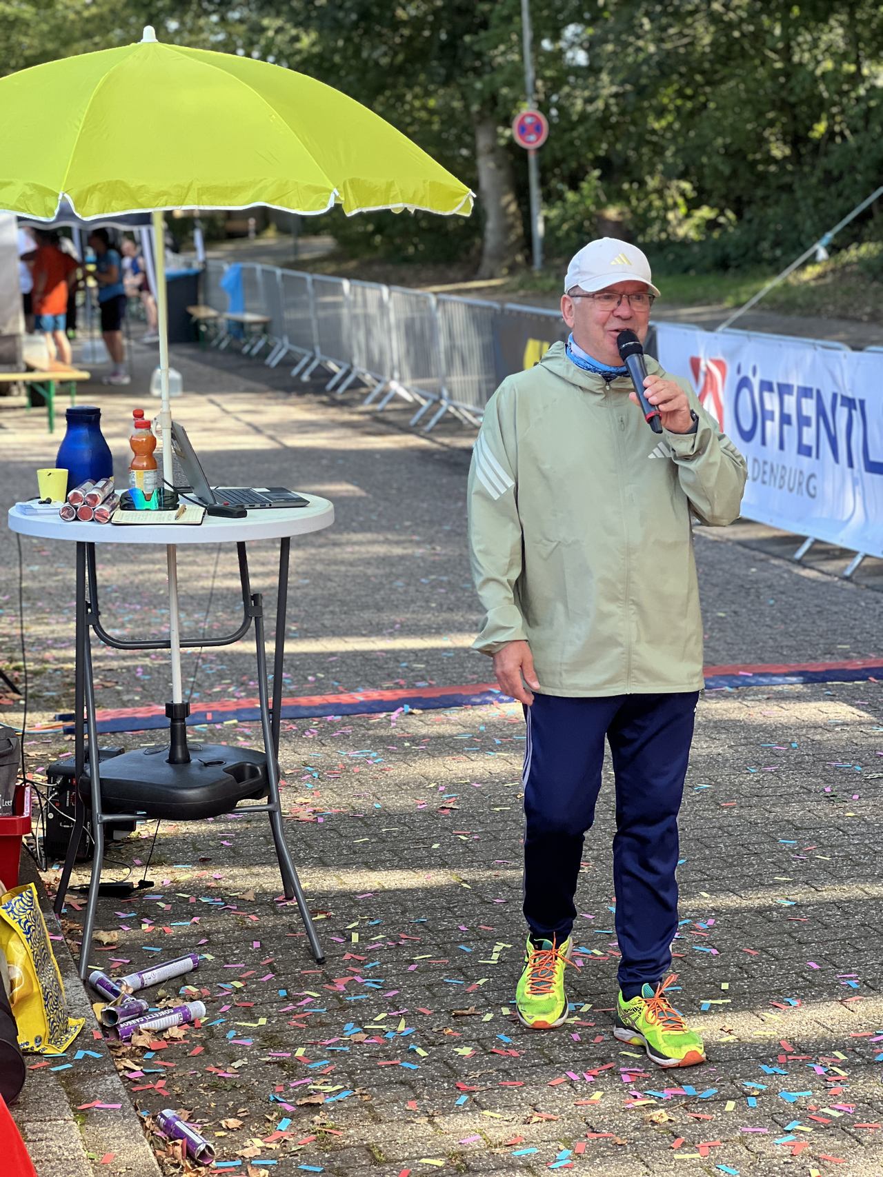 Viele Menschen engagierten sich ehrenamltich für den Wardenburger Sommerlauf 2026. Im Ziel wurden die Laufteilnehmer moderiert abgeholt. Foto Dennis Oltmann Orgateam Wardenburger Sommerlauf Viele Menschen engagierten sich ehrenamltich für den Wardenburger Sommerlauf 2026. Im Ziel wurden die Laufteilnehmer moderiert abgeholt. Foto Dennis Oltmann Orgateam Wardenburger Sommerlauf