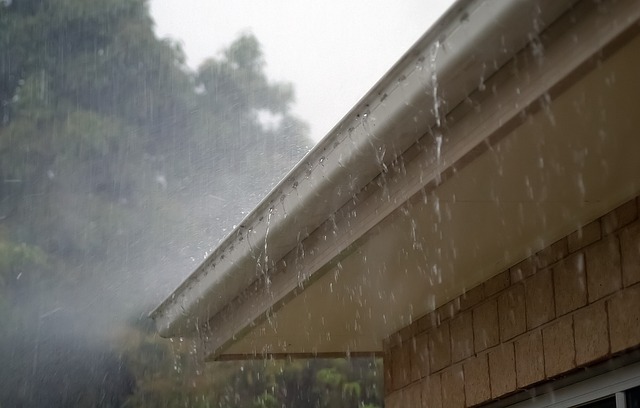Wasser auf dem Hausdach - neben einer guten Wasserableitung ist gerade bei Flachdächern eine sehr gute Dachfolie wichtig, um das Gemäuer vor Witterung zu schützen. Foto: sandid Pixabay