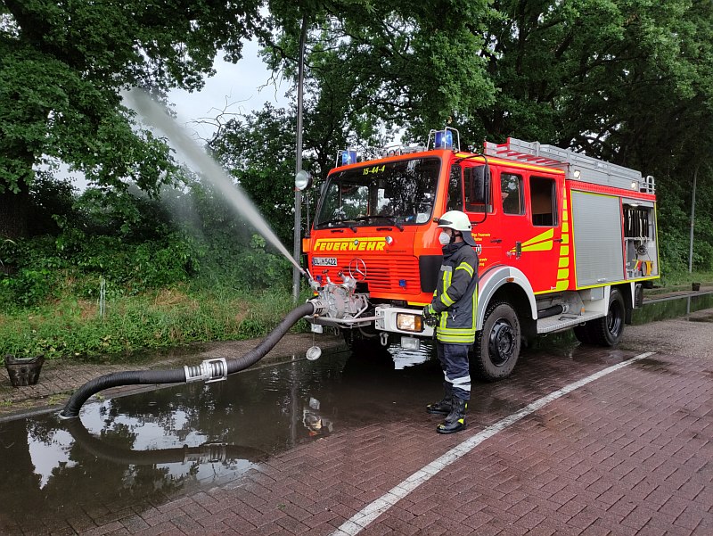 Die Feuerwehr Sandkrug pumpt nach Starkregen Wasser von einer Straße in Sandkrug ab.  Foto Timo Nirwing - Feuerwehr Sandkrug