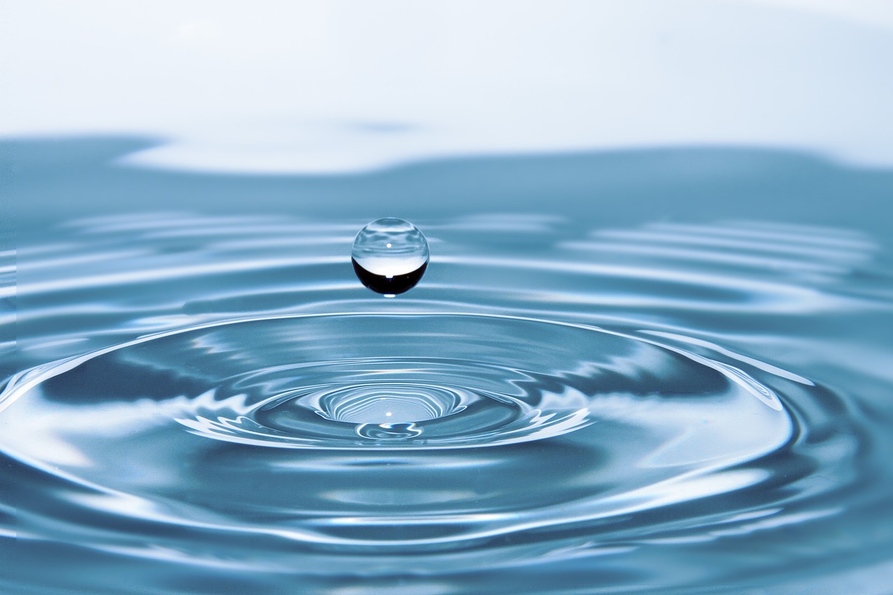 Wasser ist ein lebenswichtiges Gut. Die Wasserentnahme durch Gewerbebetriebe muss in Zeiten des Klimawandels genauestens geprüft werden. Foto: Pixabay