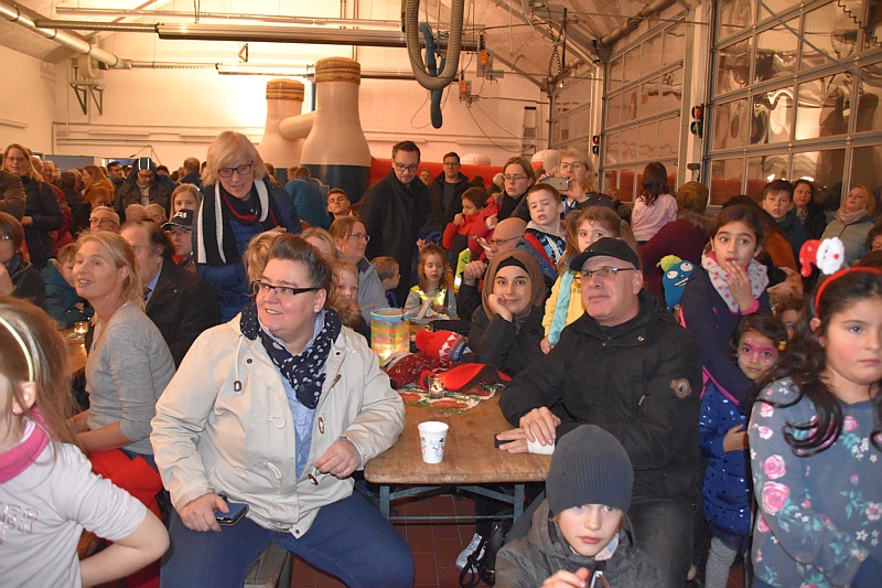 Groß war der Andrang bei der Weihnachtsbaumaktion der Feuerwehr Wardenburg 2019. Foto: Uta Grundmann-Abonyi Redaktion GrAbo Groß war der Andrang bei der Weihnachtsbaumaktion der Feuerwehr Wardenburg 2019. Foto: Uta Grundmann-Abonyi Redaktion GrAbo