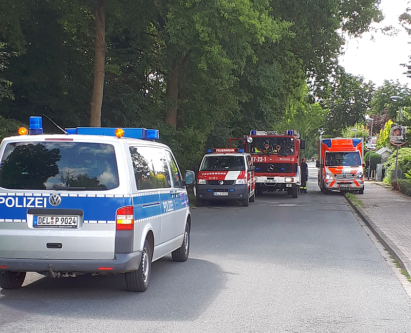 Polizei, Feuerwehr und Sanitäter im Einsatz in Südmoslesfehn bei einem Wohnungsbrand. Foto: Thomas Fürst Pressewart Feuerwehr Achternmeer