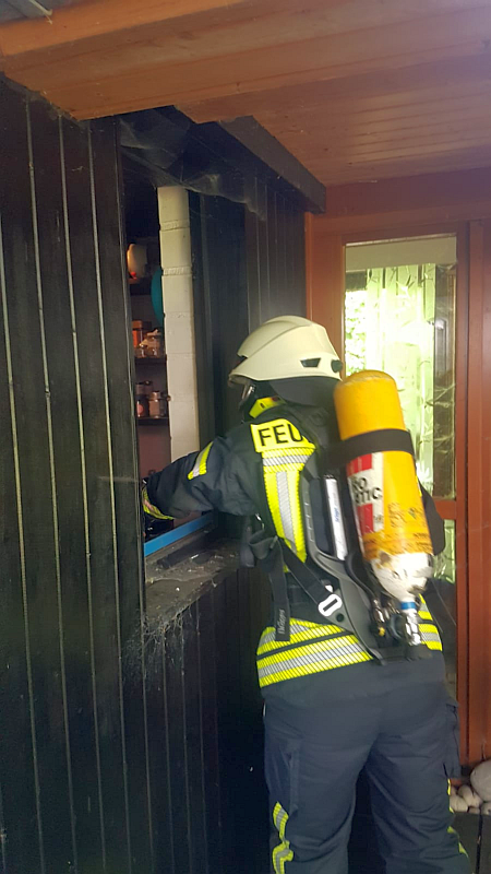 Einsatz der Freiwilligen Feuerwehr bei einem Wohnungsbrand in Südmoslesfehn, Gemeinde Wardenbrg. August 2021. Foto: Thomas Fürst Pressewart Feuerwehr Achternmeer