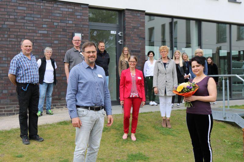 Chefarzt Dr. Manuel Seewlad (vorne links) begrüßt gemeinsam mit seinem Team die 1000. Patientin in der Fachklinik. Foto: Kerstin Kempermann/Diakonie im Oldenburger Land Chefarzt Dr. Manuel Seewlad (vorne links) begrüßt gemeinsam mit seinem Team die 1000. Patientin in der Fachklinik. Foto: Kerstin Kempermann/Diakonie im Oldenburger Land