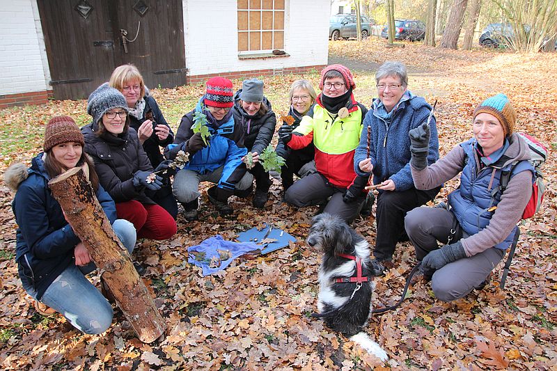 Fährtensuche im Wald. Foto: Niedersächsische Landesforster/R.Städing