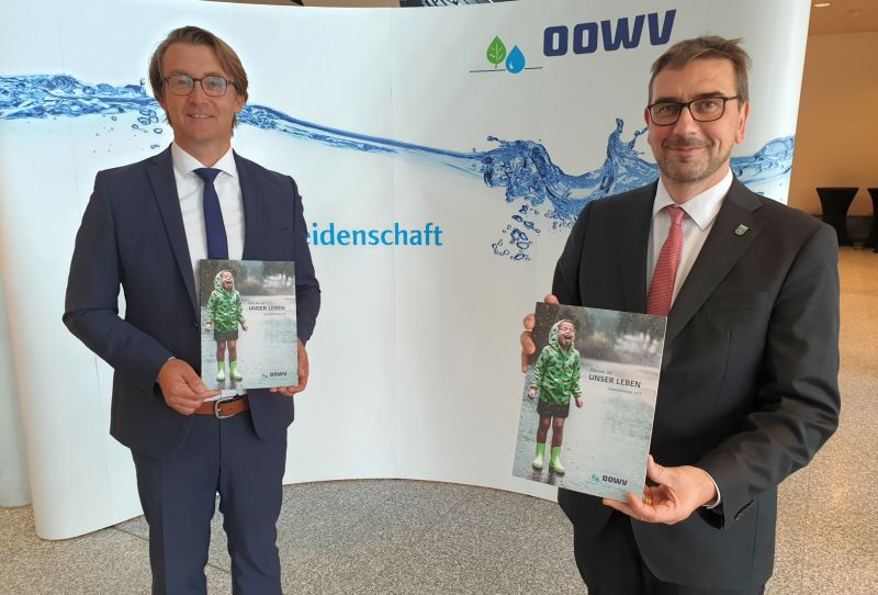 Geschäftsführer Karsten Specht (l.) und Verbandsvorsteher Sven Ambrosy mit dem aktuellen Geschäftsbericht. . Foto: OOWV