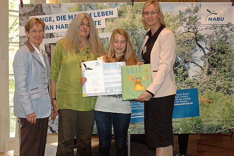 Krista Strahl, Mareike Boss und Eva Krohm von der NAJU Wedemark, Inez Schierenberg (NABU-Landesgeschäftsführerin) - Foto: Philip Foth