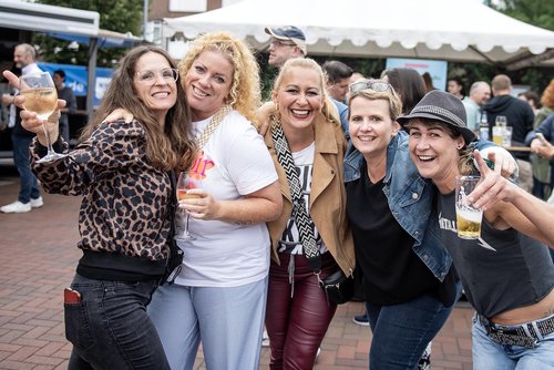 Wardenbürgerinnen feiern. Party Sommergefühl Wardenburg 2025. Foto Nika Kramer Dorffotografin