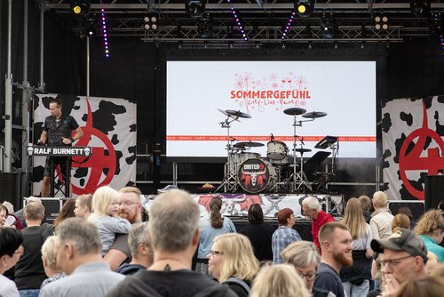 Sommergefühl Bühne LZO Platz Wardenburg. Party Sommergefühl Wardenburg 2025. Foto Nika Kramer Dorffotografin